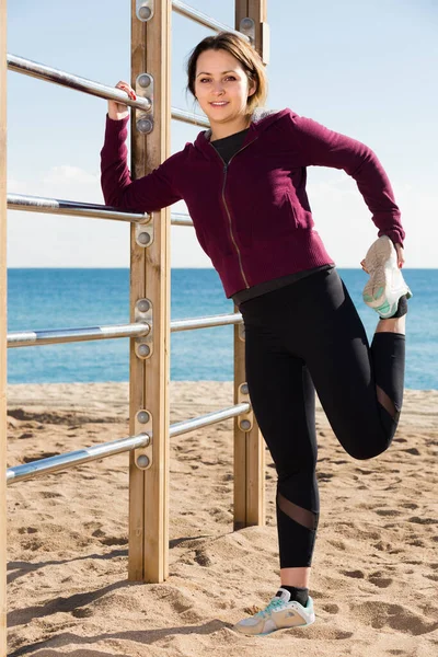 Mujer Bastante Adulta Entrenando Playa Del Mar —  Fotos de Stock