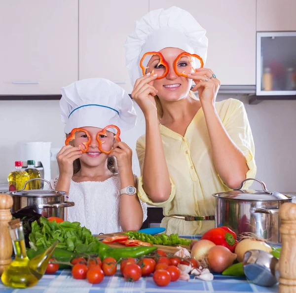 Glada Leende Ung Hemmafru Med Liten Dotter Matlagning Vegetarian Dis — Stockfoto