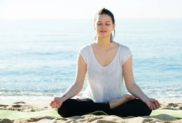 Vrouw Wit Shirt Zit Mediteert Het Strand — Stockfoto