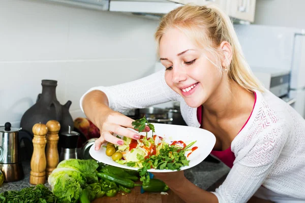 Portret Van Een Blije Jonge Vrouw Serveert Verse Salade Keuken — Stockfoto