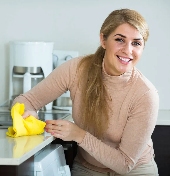 Χαρούμενη Ξανθιά Υπηρέτρια Καθαρισμού Στην Οικιακή Κουζίνα Spraye — Φωτογραφία Αρχείου