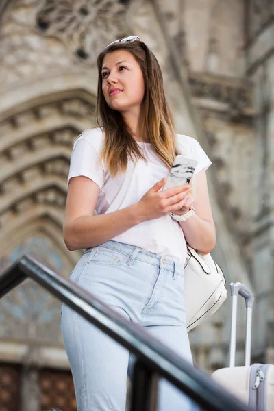 Młoda Kobieta Telefonem Komórkowym Rękach Szuka Mapy Telefonie — Zdjęcie stockowe