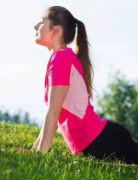 Dorosła Kobieta Różowej Koszulce Ćwiczy Zestaw Ćwiczeń Rozciągających Łonie Natury — Zdjęcie stockowe