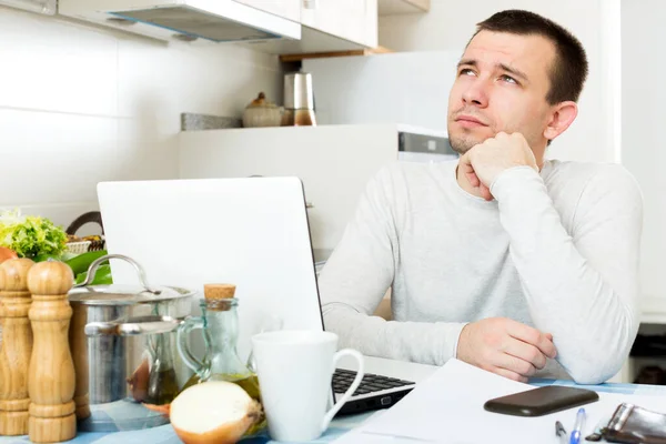 Uomo Adulto Tristezza Con Computer Portatile Tavola Interni Casa — Foto Stock