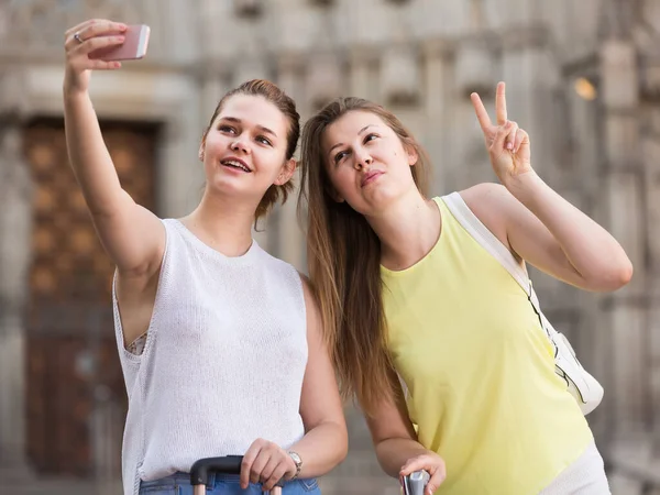 Glad Grek Turister Promenader Staden Och Selfie Telefon — Stockfoto