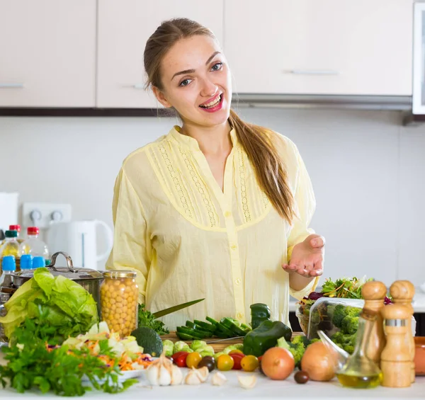 Attraktives Mädchen Mit Langen Haaren Pferdeschwanz Das Haus Gemüse Kocht — Stockfoto