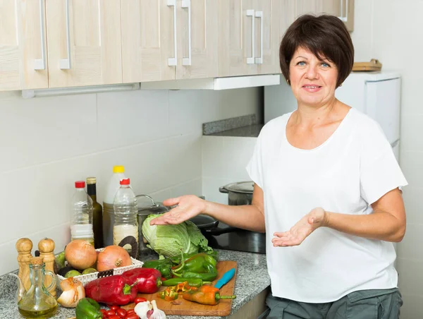 Mujer Madura Positiva Que Sirve Ensalada Fresca Cocina Interiores — Foto de Stock