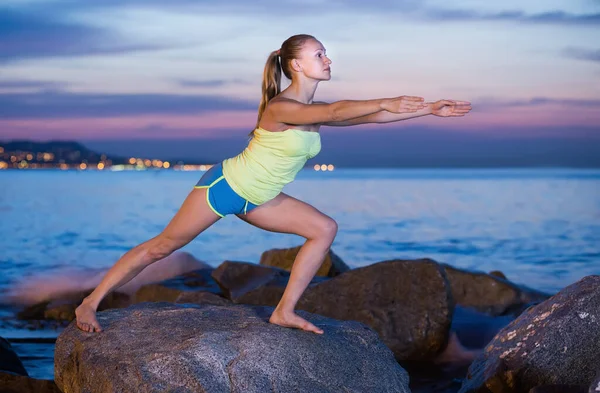 Yoga Yapan Genç Bir Kadın Akşam Vakti Deniz Kenarında Poz — Stok fotoğraf