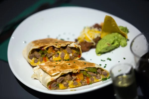 Burrito Mexicano Com Recheio Carne Feijão Servido Com Guacamole — Fotografia de Stock