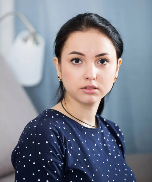 Retrato Mulher Morena Jovem Elegante Casa — Fotografia de Stock