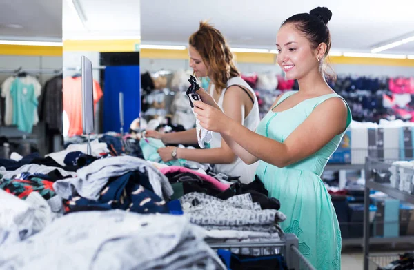 Positiva Unga Kvinnor Shopping Trosor Klädaffären — Stockfoto