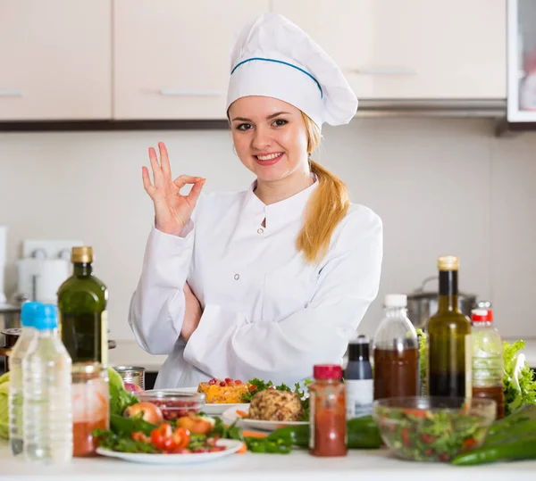 Cocinero Profesional Cocina Mezcla Verduras Con Queso Mesa Cocina —  Fotos de Stock