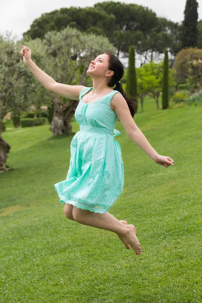 Ευτυχισμένη Νεαρή Ρωσίδα Μελαχρινή Γυναίκα Φόρεμα Που Πηδάει Στο Πάρκο — Φωτογραφία Αρχείου