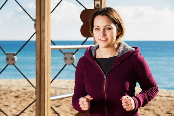 Ritratto Giovane Donna Bruna Che Corre Spiaggia — Foto Stock