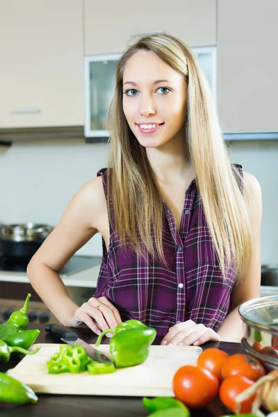 Leende Blond Ung Flicka Skivning Grön Paprika Vid Bordet Hushållsköket — Stockfoto