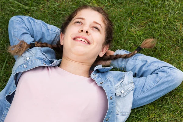 Retrato Adolescente Americano Alegre Enquanto Deitado Parque Verde Verão — Fotografia de Stock