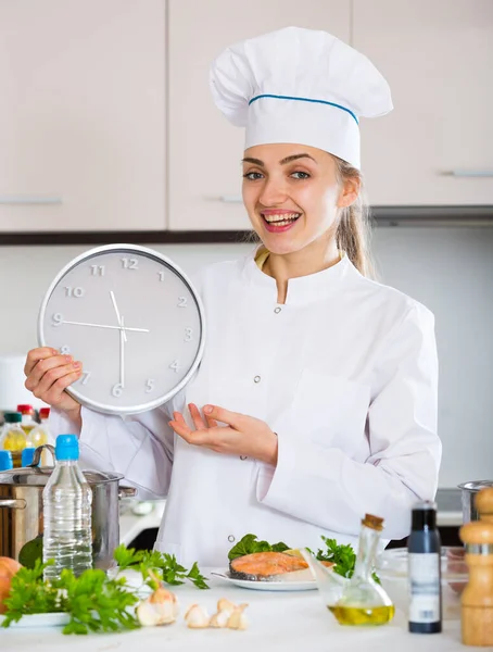 Cuoco Professionista Con Orologio Filetti Pesce Forno Cucina — Foto Stock