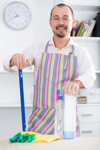 Retrato Jovem Trabalhador Sorridente Fazendo Limpeza Roupas Especiais Escritório Durante — Fotografia de Stock