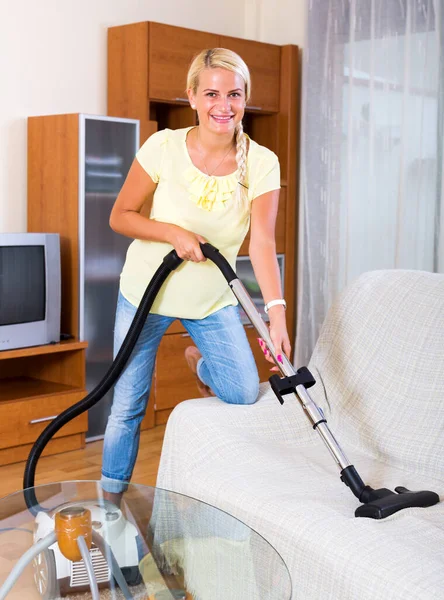 Positive Young Woman Hoovering Living Room Smiling — Stock Photo, Image