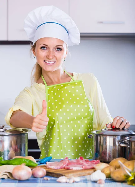 Retrato Menina Loira Sorridente Preparando Carne Dentro Casa — Fotografia de Stock