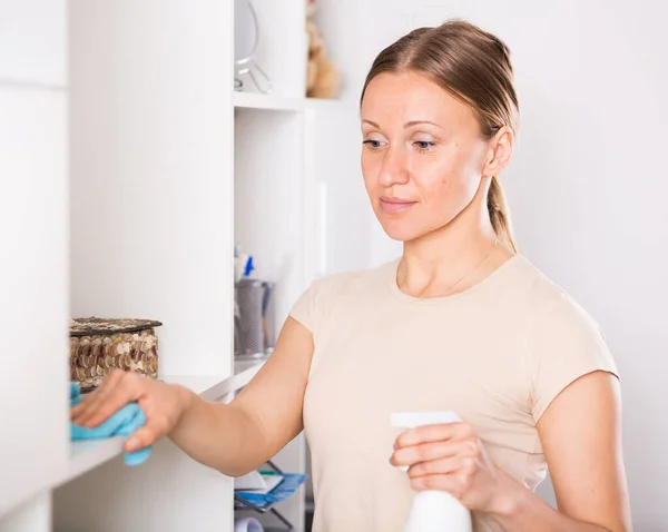 Smiling Woman Wiping Dust Shelves Cabinet Home — Stock Photo, Image