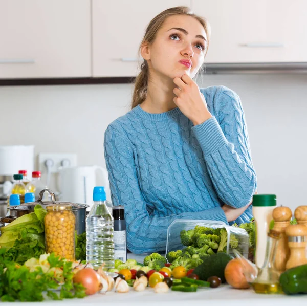 Ragazza Premurosa Pullover Blu Guardando Verdure Casa — Foto Stock