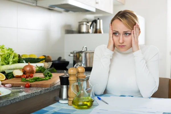 Triste Ama Casa Leyendo Estado Bancario Frustrándose Interior — Foto de Stock