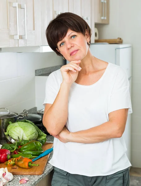 Triste Retraité Femme Tenant Serviette Debout Sur Fond Intérieur Cuisine — Photo