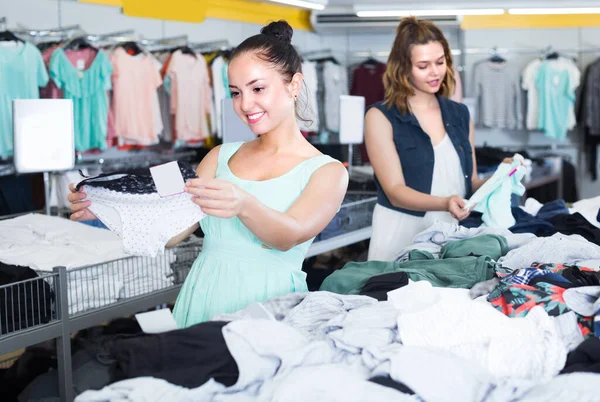 Donne Scelgono Mutandine Nel Negozio Biancheria Intima — Foto Stock