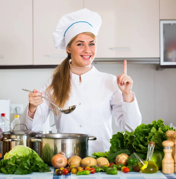 Retrato Chef Profesional Cocinando Sopa Verduras Mesa Cocina — Foto de Stock