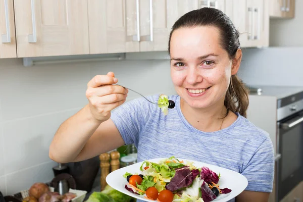 Glada Ung Kvinna Njuter Färsk Krispig Sallad Inomhus — Stockfoto