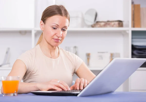 Young Woman Table Concentrating Work Laptop — Stock Photo, Image