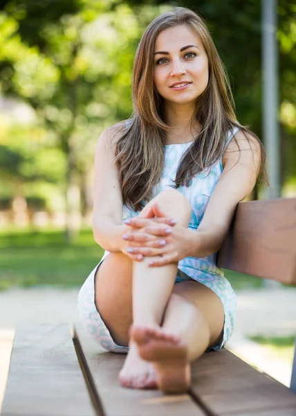 Bahçedeki Pozitif Gülümseyen Ngiliz Genç Kadın Portresi — Stok fotoğraf
