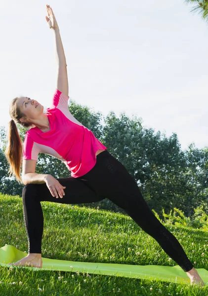 Female Years Old Practicing Yoga Pink Shirt Park — Stock Photo, Image