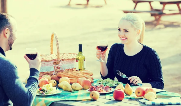 Jong Glimlachend Paar Picknick Zonnige Lente Dag Het Platteland — Stockfoto