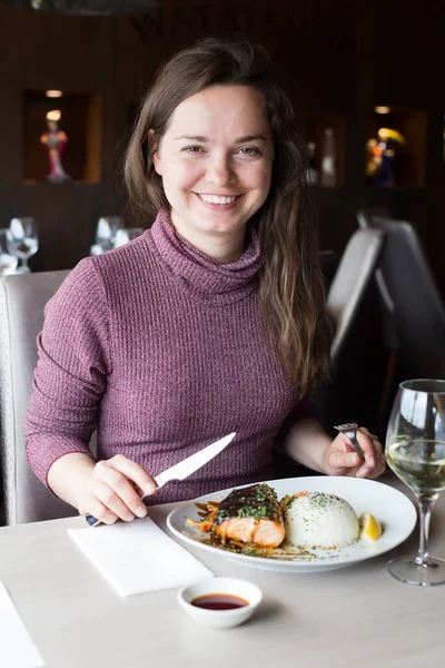 Volwassen Vrouw Brengt Haar Tijd Door Restaurant Met Heerlijke Maaltijd — Stockfoto