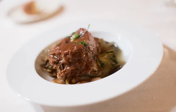 Vue Rapprochée Plat Avec Salade Tendre Agneau Pommes — Photo