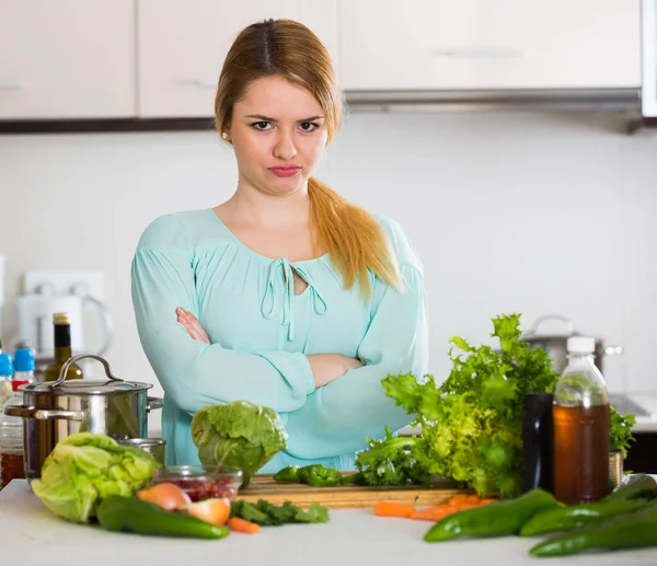 Mujer Cansada Comida Vegetariana Pie Mesa Cocina —  Fotos de Stock