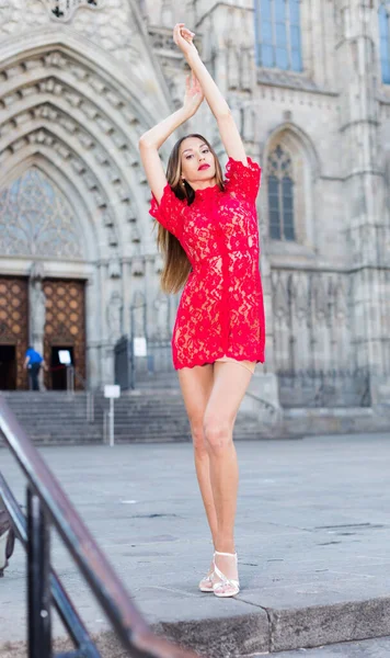 Πορτρέτο Της Σέξι Νεαρή Εύθυμη Γερμανία Γυναίκα Κόκκινο Φόρεμα Περπάτημα — Φωτογραφία Αρχείου