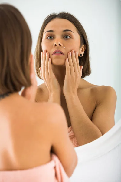 Mujer Joven Mirando Espejo Dormitorio Por Mañana —  Fotos de Stock