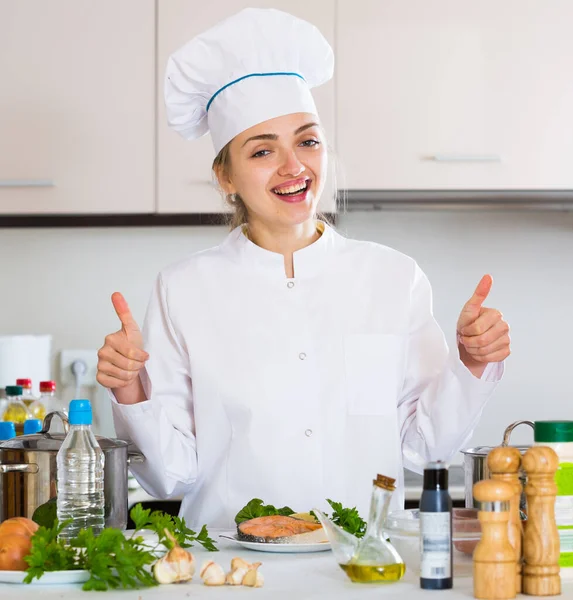 Chef Professionista Con Filetto Salmone Fritto Cucina Commerciale — Foto Stock