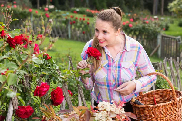 Sonriente Joven Española Con Pelo Largo Rizado Huele Rosas Flor —  Fotos de Stock