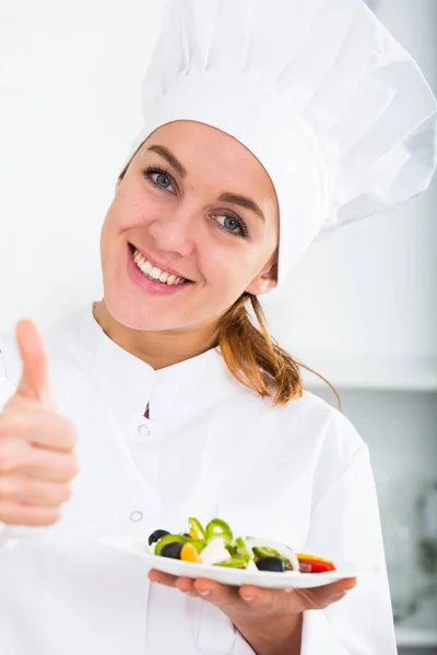 Portrait Happy Young Coosie Woman Chestnut Hair Showing Salad Kitchen — Stock Photo, Image