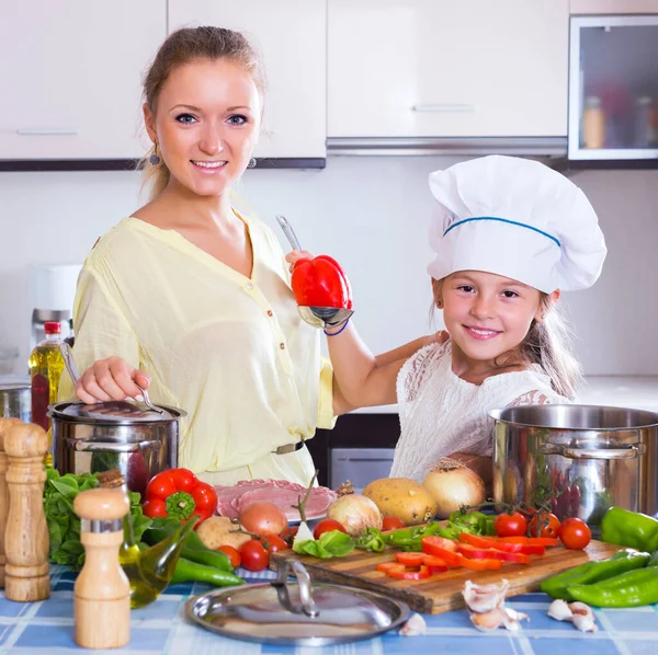 Souriante Fille Aidant Mère Préparer Des Légumes Dans Cuisine — Photo