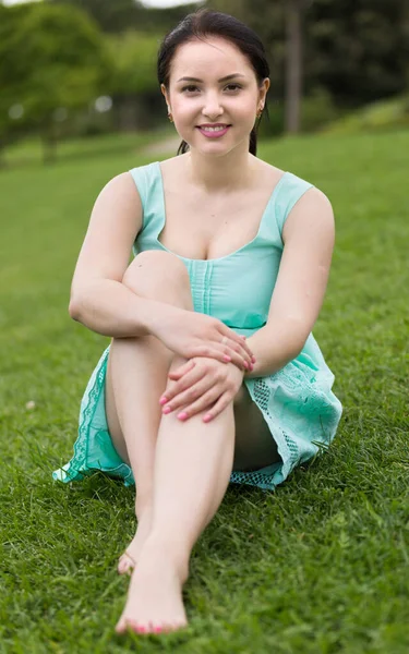 Gelukkig Jong Amerikaans Brunette Vrouw Jurk Zitten Gras Het Park — Stockfoto