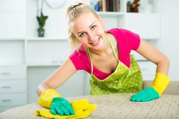 Alegre Sorrindo Jovem Mulher Luvas Proteção Avental Limpeza Apartamento — Fotografia de Stock