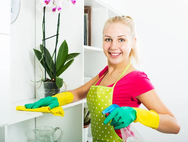Happy Młoda Kobieta Sprzątanie Powierzchni Domu Kuchni Wnętrza — Zdjęcie stockowe