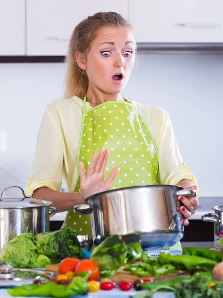 Jovem Dona Casa Preocupada Com Sopa Estragada Cozinha Casa — Fotografia de Stock