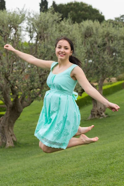 Glimlachen Jong Amerikaans Brunette Vrouw Jurk Springen Buitenlucht — Stockfoto