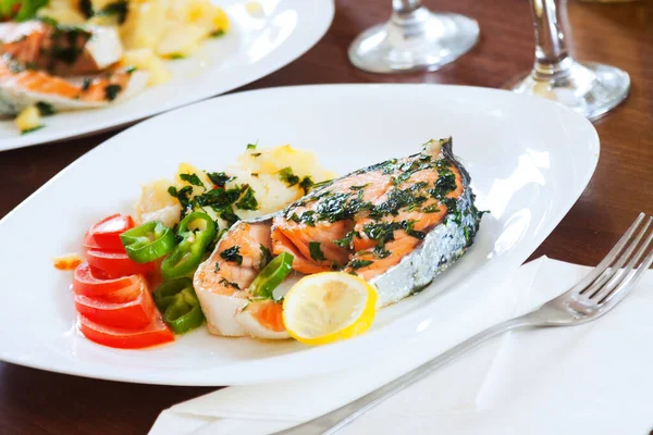 Gekookte Zalmvis Schaal Aan Tafel — Stockfoto